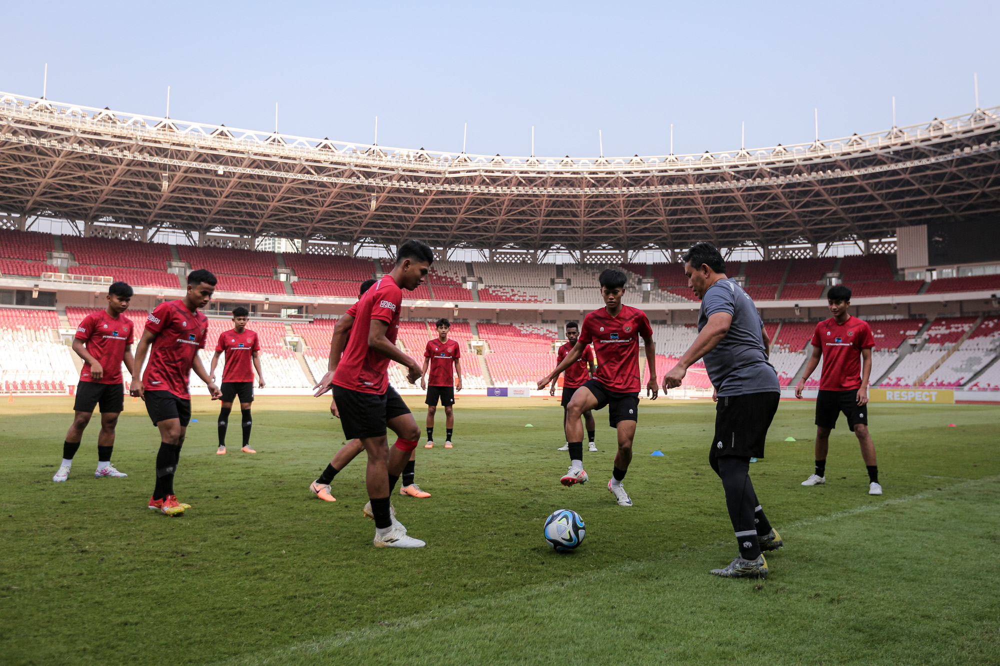 Suasana Gembira Latihan Timnas Indonesia U-17 Jelang Piala Dunia U-17 di Stadion Utama Gelora Bung Karno