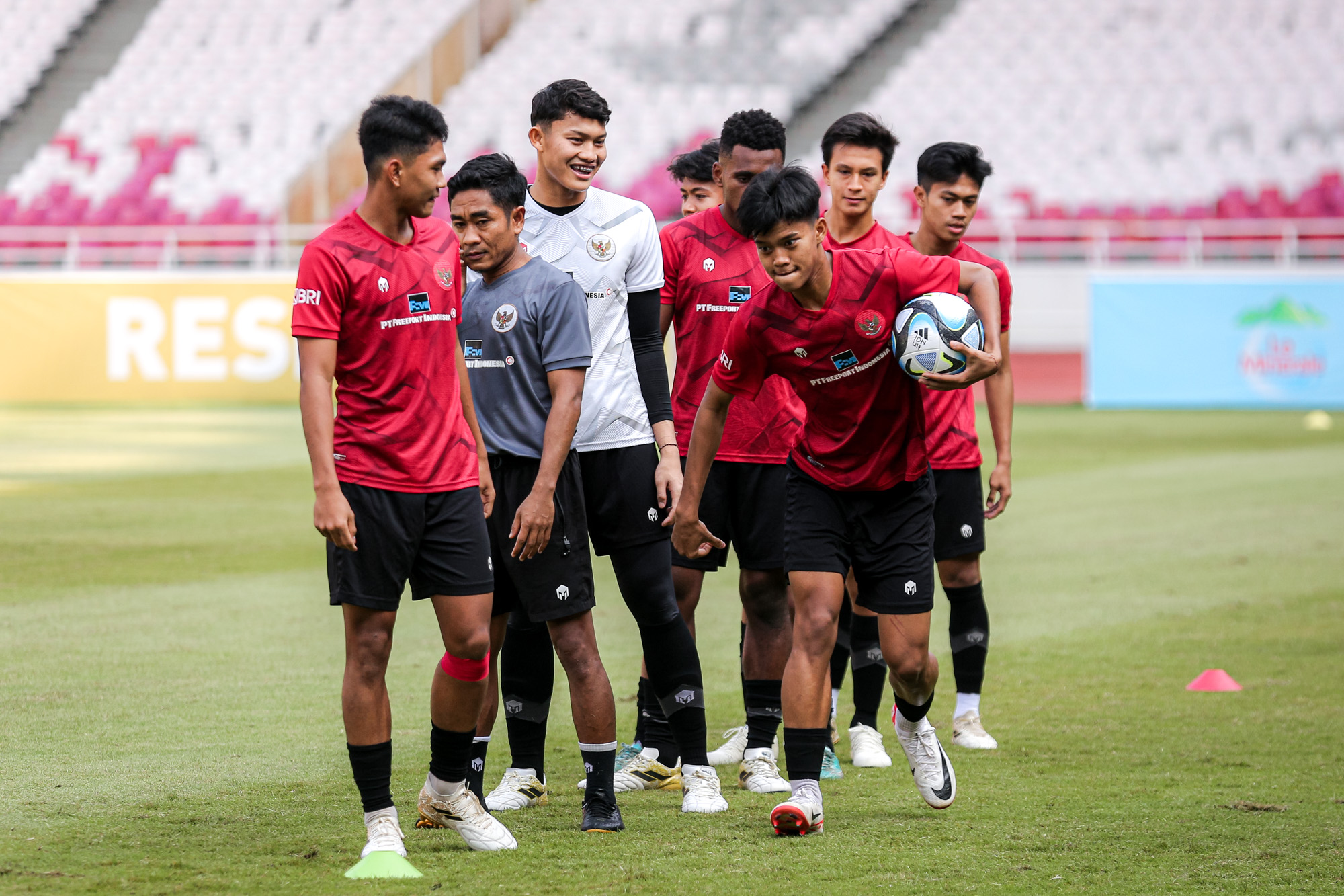 Suasana Gembira Latihan Timnas Indonesia U-17 Jelang Piala Dunia U-17 di Stadion Utama Gelora Bung Karno