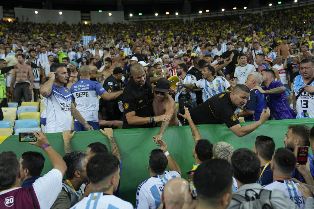 Pemain Timnas Argentina Ikut Menenangkan Bentrokan yang Terjadi di Laga Brasil vs Argentina saat Pertandingan Kualifikasi Piala Dunia 2026