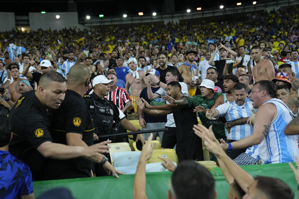 Pemain Timnas Argentina Ikut Menenangkan Bentrokan yang Terjadi di Laga Brasil vs Argentina saat Pertandingan Kualifikasi Piala Dunia 2026