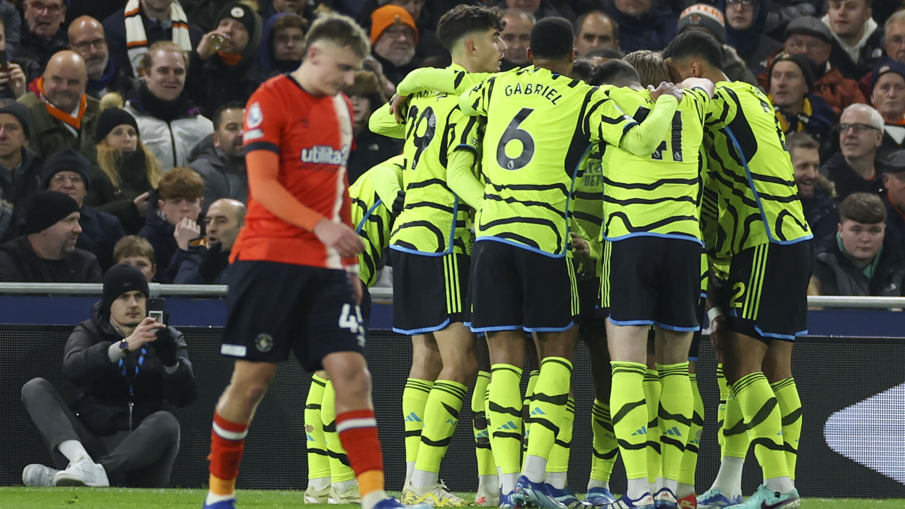 Gol Injury Time Declan Rice ke Gawang Luton Bawa Arsenal Comeback dan Mantapkan Posisi di Puncak Klasemen Sementara Liga Inggris