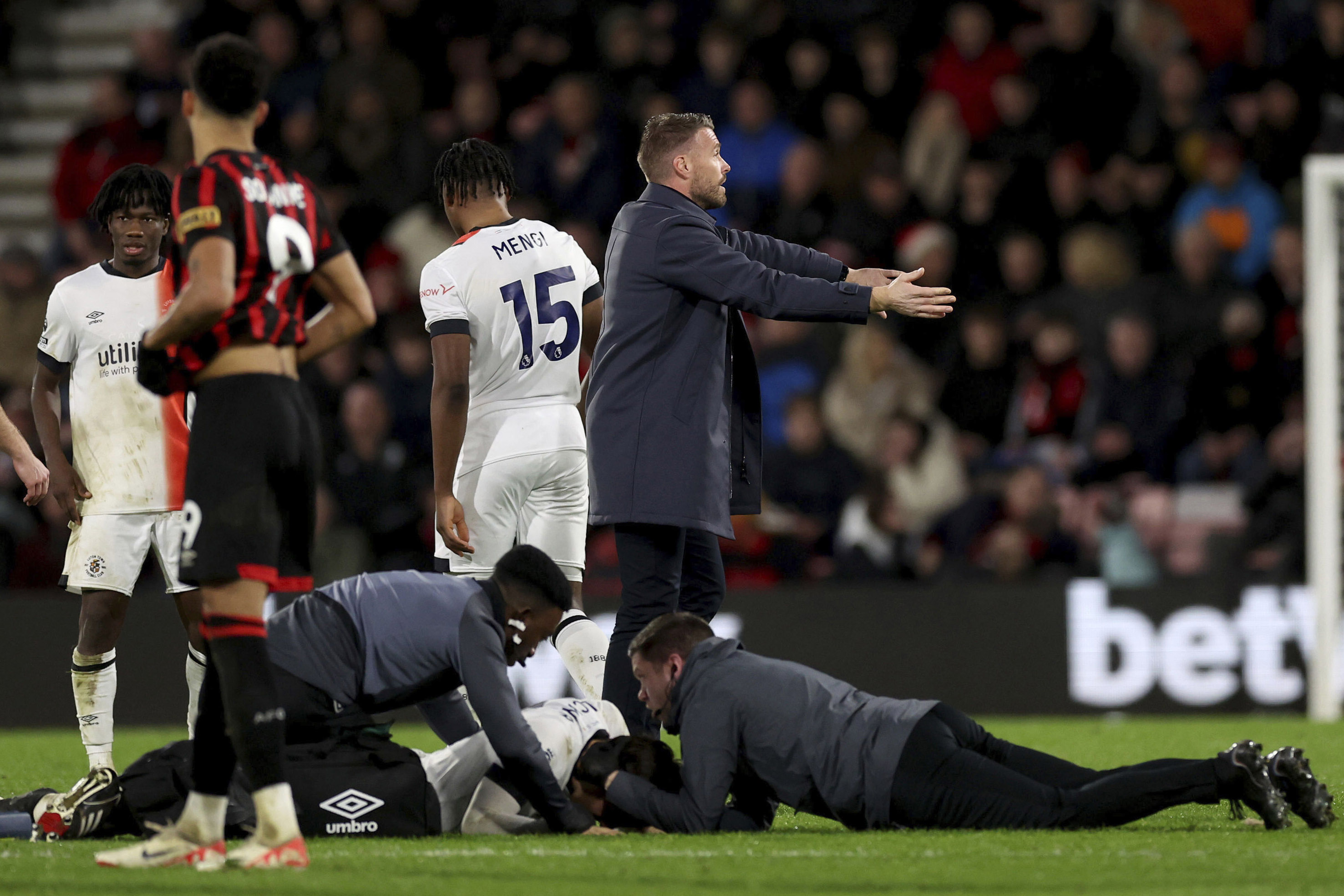 Mirip Kejadian Christian Eriksen, Tom Lockyer Pingsan di Tengah Lapangan saat Pertandingan 