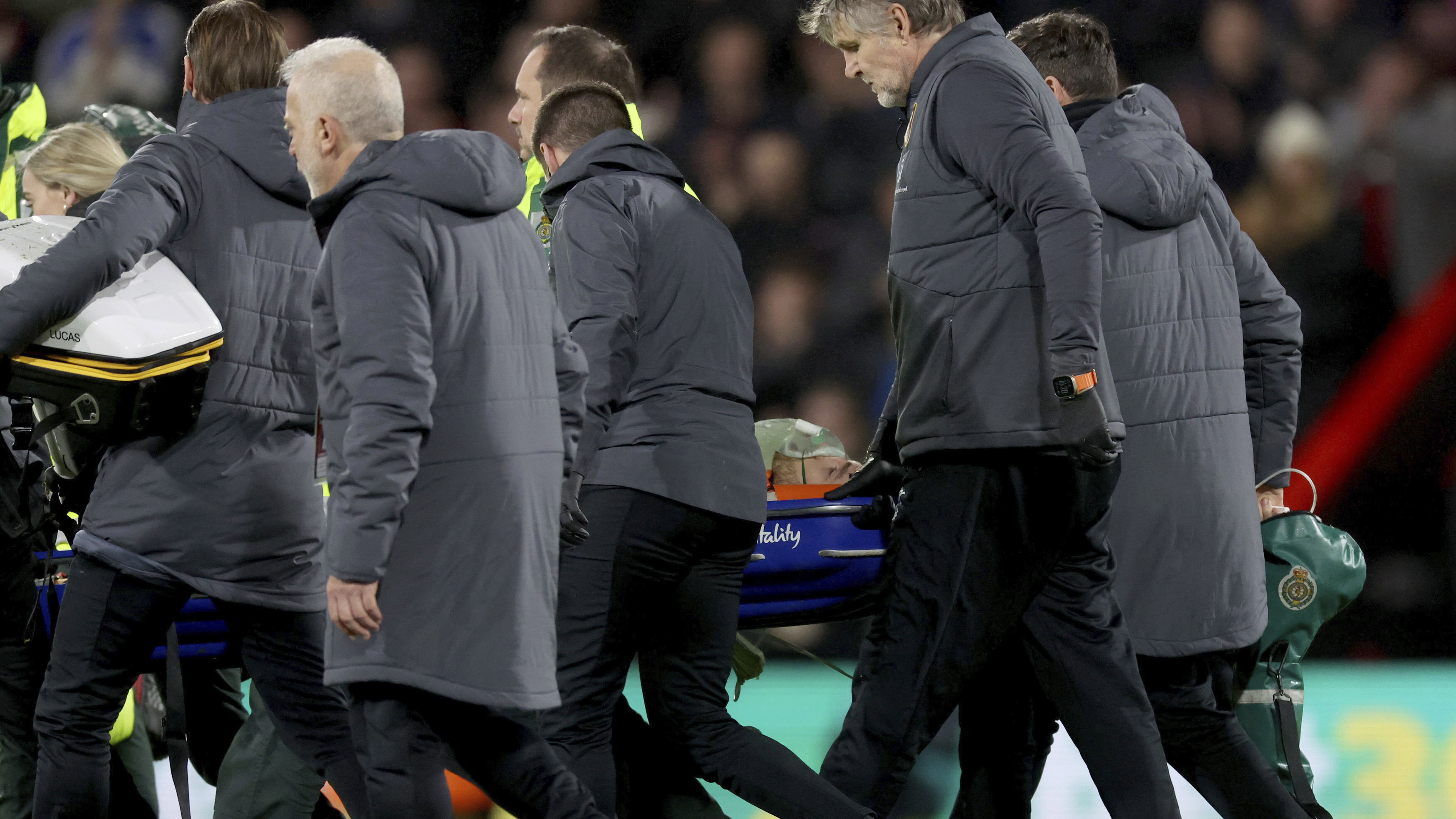 Mirip Kejadian Christian Eriksen, Tom Lockyer Pingsan di Tengah Lapangan saat Pertandingan 