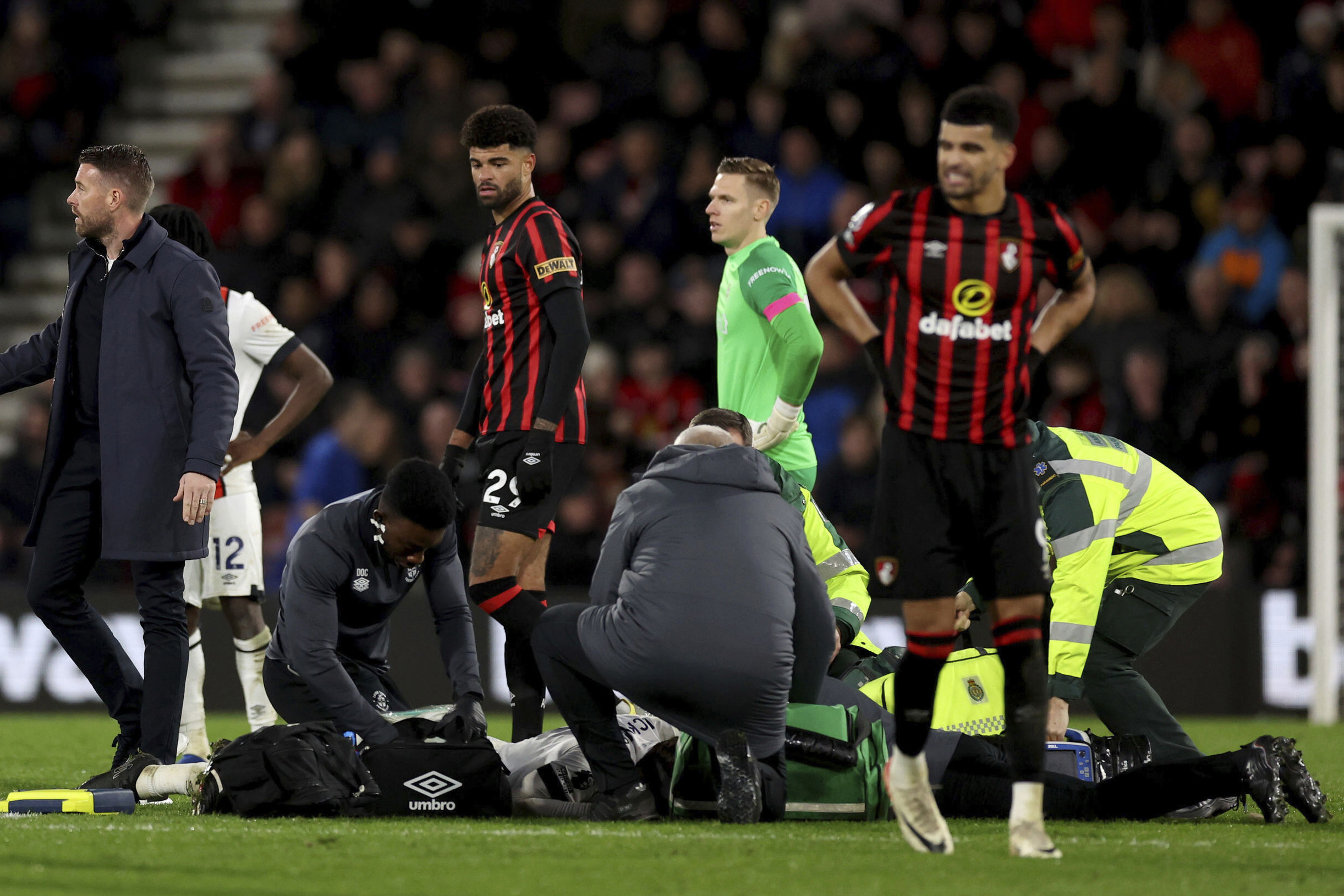 Mirip Kejadian Christian Eriksen, Tom Lockyer Pingsan di Tengah Lapangan saat Pertandingan 