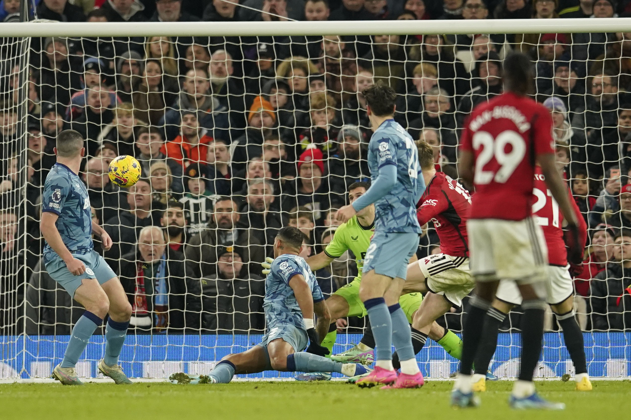 Gol Perdana Rasmus Hojlund di Premier League Jadi Penyelamat MU dari Kekalahan atas Aston Villa