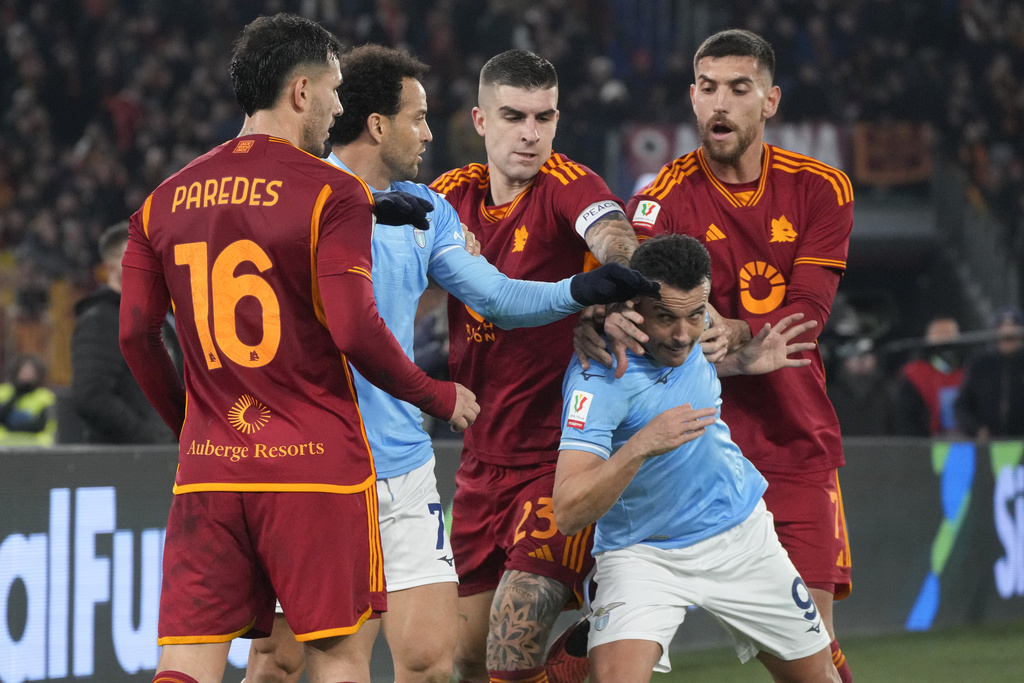 Panasnya Derby Della Capitale, 3 Kartu Merah, dan Lazio Singkirkan Roma dari Coppa Italia