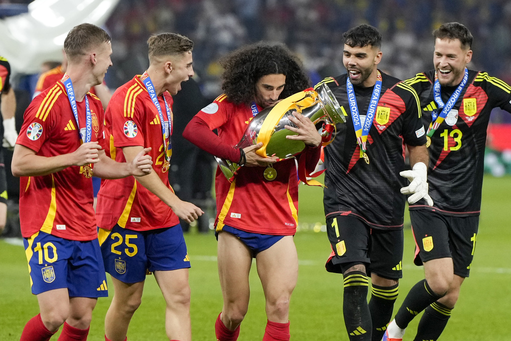 Sederhana Tapi Bikin Pemain Inggris Iri, Selebrasi Pemain Spanyol dengan Trofi Euro 2024