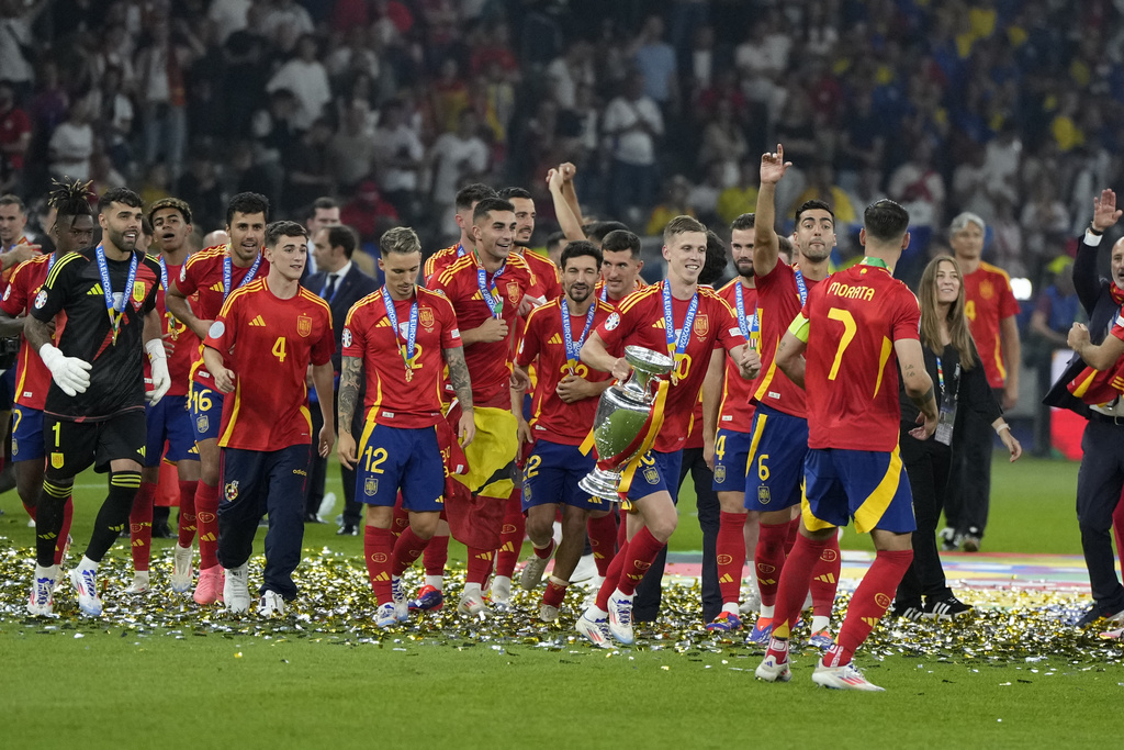 Sederhana Tapi Bikin Pemain Inggris Iri, Selebrasi Pemain Spanyol dengan Trofi Euro 2024