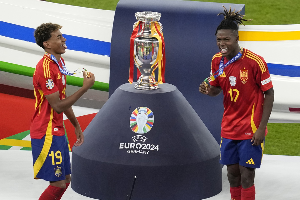 Sederhana Tapi Bikin Pemain Inggris Iri, Selebrasi Pemain Spanyol dengan Trofi Euro 2024