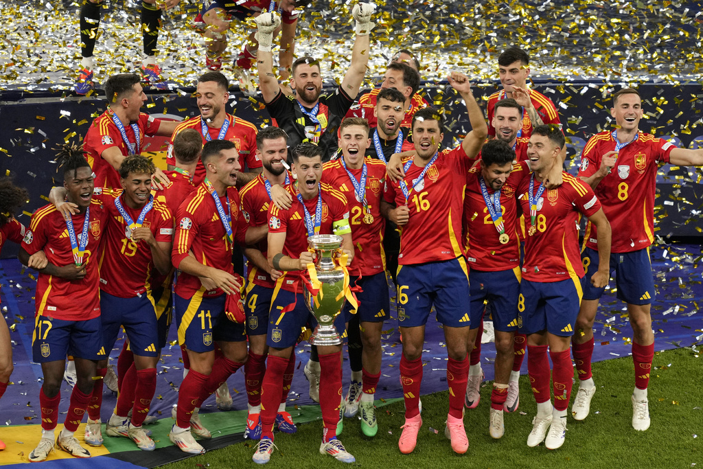 Sederhana Tapi Bikin Pemain Inggris Iri, Selebrasi Pemain Spanyol dengan Trofi Euro 2024