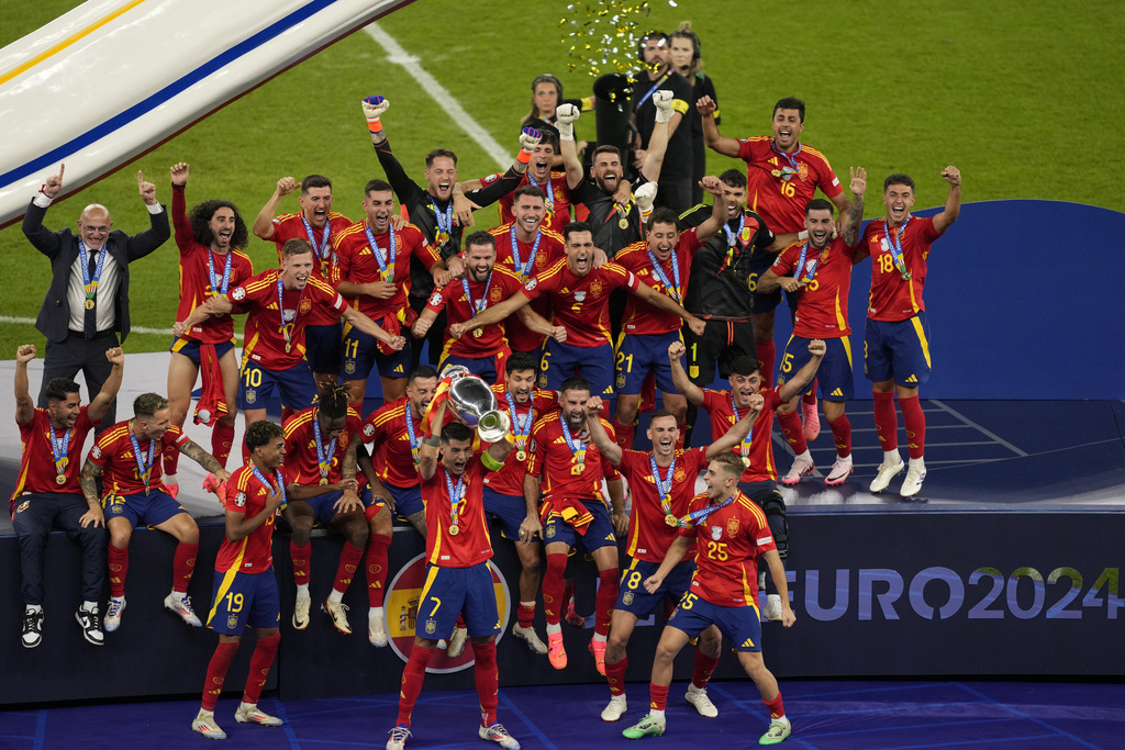 Sederhana Tapi Bikin Pemain Inggris Iri, Selebrasi Pemain Spanyol dengan Trofi Euro 2024