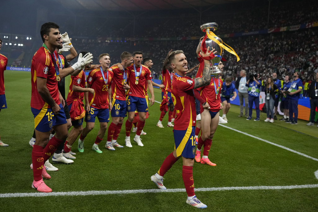 Sederhana Tapi Bikin Pemain Inggris Iri, Selebrasi Pemain Spanyol dengan Trofi Euro 2024