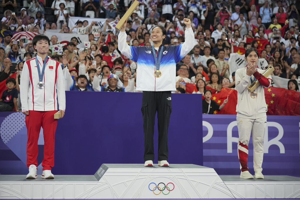 Momen Pengalungan Medali Gregoria Mariska Tunjung di Olimpiade 2024