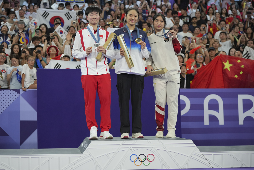 Momen Pengalungan Medali Gregoria Mariska Tunjung di Olimpiade 2024