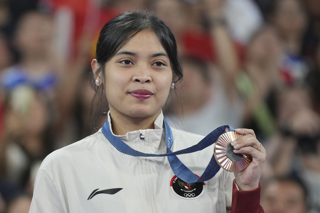 Momen Pengalungan Medali Gregoria Mariska Tunjung di Olimpiade 2024