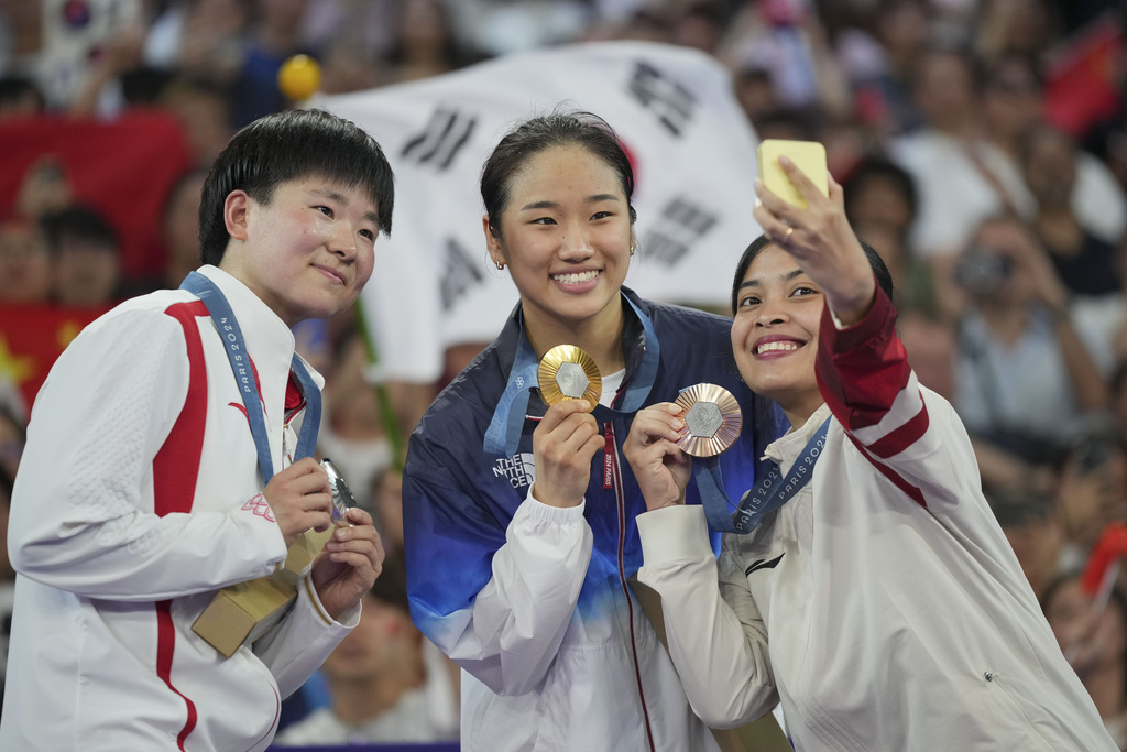 Momen Pengalungan Medali Gregoria Mariska Tunjung di Olimpiade 2024