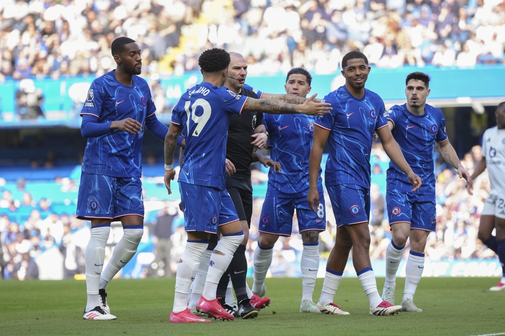 Cucurella Pahlawan Chelsea