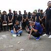 Isak Tangis Pemain Arema saat Doa Bersama di Stadion Kanjuruhan Isak Tangis Pemain Arema saat Doa Bersama di Stadion Kanjuruhan