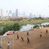 Potret Anak-anak Ibu Kota Bermain Sepak Bola di Pinggir Kali