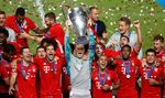 Momen Bayern Munchen Angkat Trofi Liga Champions