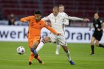 Belanda Sikat Latvia 2-0