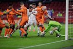 Belanda Sikat Latvia 2-0