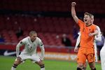 Belanda Sikat Latvia 2-0