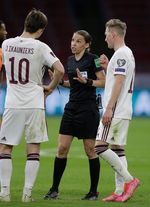 Belanda Sikat Latvia 2-0