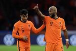 Belanda Sikat Latvia 2-0