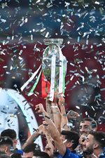 Momen Italia Angkat Trofi Euro 2020, It's Coming to Rome!