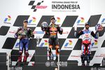 Momen Sumringah Miguel Oliveira Terima Trofi dari Presiden Joko Widodo di MotoGP Mandalika 2022 Momen Sumringah Miguel Oliveira Terima Trofi dari Presiden Joko Widodo di MotoGP Mandalika 2022