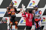 Momen Sumringah Miguel Oliveira Terima Trofi dari Presiden Joko Widodo di MotoGP Mandalika 2022 Momen Sumringah Miguel Oliveira Terima Trofi dari Presiden Joko Widodo di MotoGP Mandalika 2022