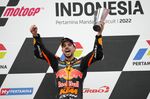Momen Sumringah Miguel Oliveira Terima Trofi dari Presiden Joko Widodo di MotoGP Mandalika 2022 Momen Sumringah Miguel Oliveira Terima Trofi dari Presiden Joko Widodo di MotoGP Mandalika 2022