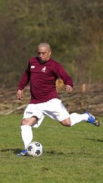 Aksi Roberto Carlos main Tarkam Bersama Bull In The Barne United di Sunday League