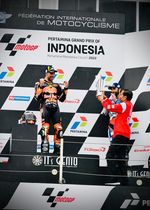 Momen Sumringah Miguel Oliveira Terima Trofi dari Presiden Joko Widodo di MotoGP Mandalika 2022 Momen Sumringah Miguel Oliveira Terima Trofi dari Presiden Joko Widodo di MotoGP Mandalika 2022