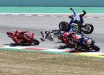 Detik-detik Kecelakaan Horor di MotoGP Catalunya 2022, Alex Rins dan Nakagami Dilarikan ke Rumah Sakit
