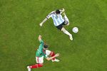 Aksi Lionel Messi Porak Porandakan Pertahanan Meksiko, Argentina Jaga Asa Lolos ke Babak 16 Besar Piala Dunia 2022 Aksi Lionel Messi Porak Porandakan Pertahanan Meksiko, Argentina Jaga Asa Lolos ke Babak 16 Besar Piala Dunia 2022