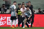 Momen Bahagia Penyusup saat Berhasil Memeluk Lionel Messi