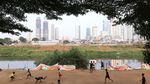 Potret Anak-anak Ibu Kota Bermain Sepak Bola di Pinggir Kali