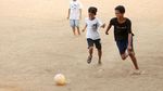 Potret Anak-anak Ibu Kota Bermain Sepak Bola di Pinggir Kali