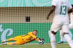 Aksi Penjaga Gawang dalam Menyelamatkan Bola di Fase Grup Piala Dunia U-17 2023