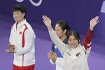 Momen Pengalungan Medali Gregoria Mariska Tunjung di Olimpiade 2024
