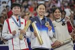 Momen Pengalungan Medali Gregoria Mariska Tunjung di Olimpiade 2024