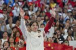 Momen Pengalungan Medali Gregoria Mariska Tunjung di Olimpiade 2024