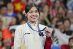 Momen Pengalungan Medali Gregoria Mariska Tunjung di Olimpiade 2024