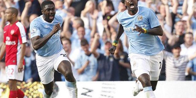 Van Persie Gugat Adebayor Van Persie Gugat Adebayor