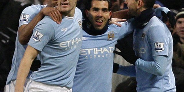 Review: Hat-Trick Tevez Angkat City