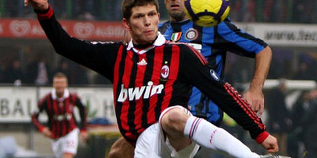 Duo Milan Bertahan di San Siro Duo Milan Bertahan di San Siro