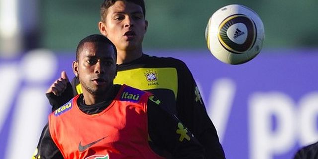 Mano Hanya Bawa Empat Pemain Dunga Mano Hanya Bawa Empat Pemain Dunga