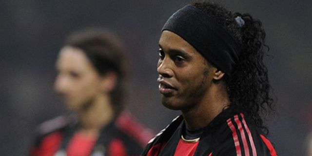 Ronaldinho Tegaskan Bertahan di Milan Ronaldinho Tegaskan Bertahan di Milan